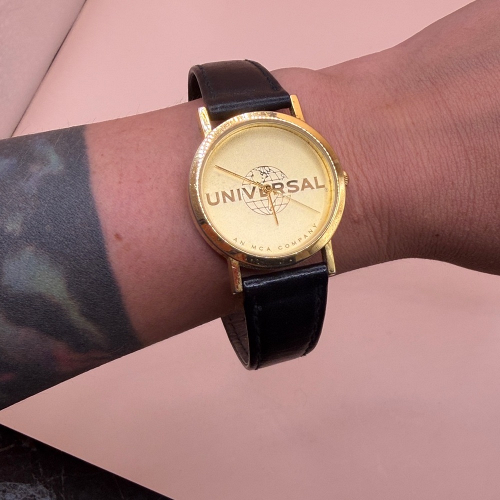 Universal An MCA Company gold watch / Japan movement